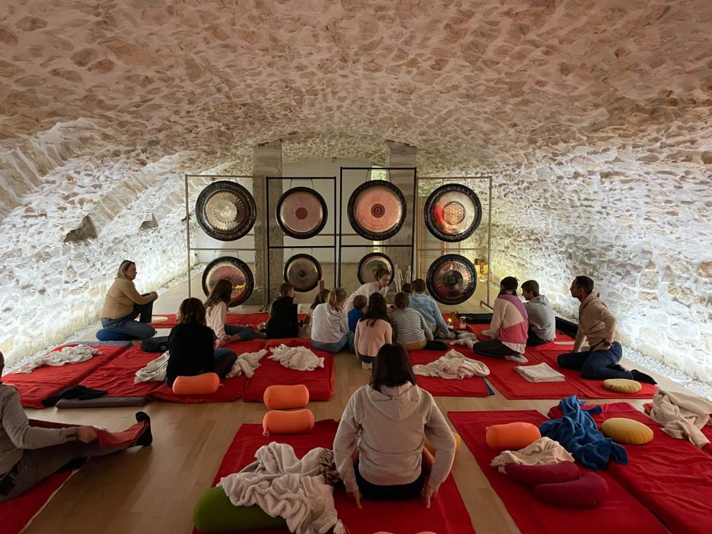 Bain sonore collectif aux gongs à la Maison du Qi Gong, Lyon 4e